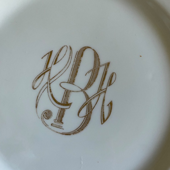 Six (6) fine white bone china plates (chargers) with 22K gold banding - Picture 10 of 13